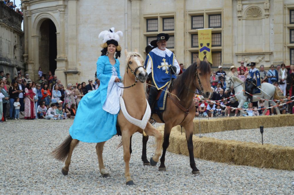 une Marquise et un mousquetaire à cheval lors d'une reconstitution historique