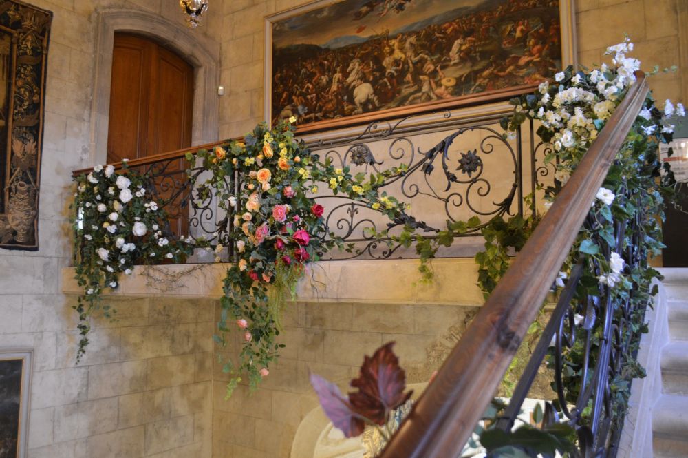 rambarde d'escalier couverte de fleurs