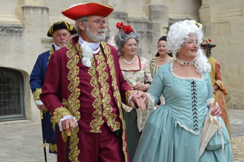 défilé de personnes en costumes Grand Siècle