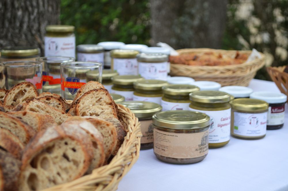 table de produits locaux pour un pique-nique