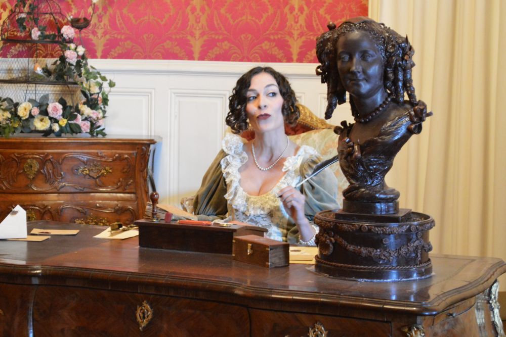 Madame de Sévigné écrivant une lettre