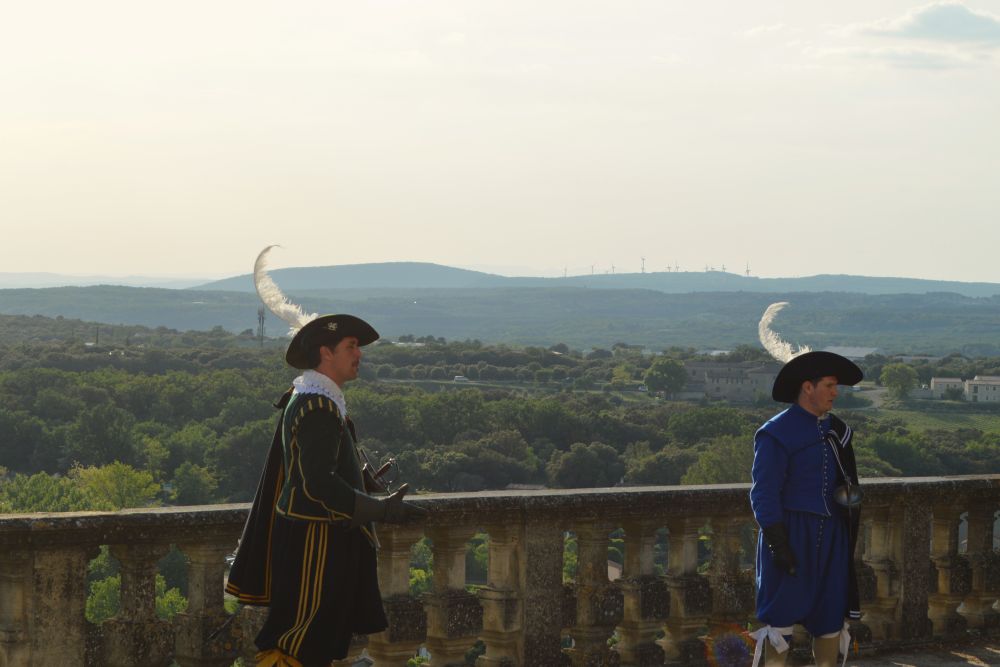 gentilhommes sur la terrasse du château