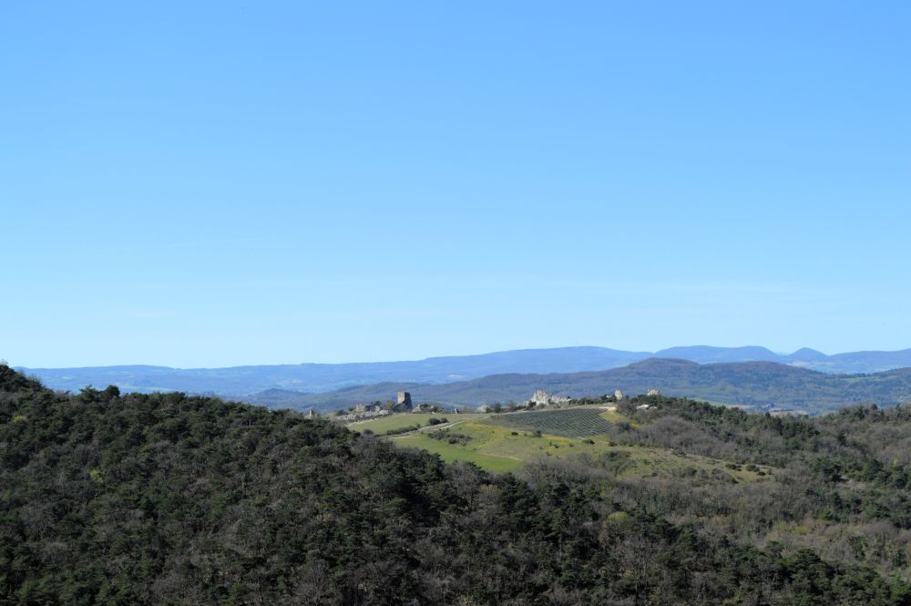 vue sur le château de la Baume Cornillane depuis les montagnes environnantes