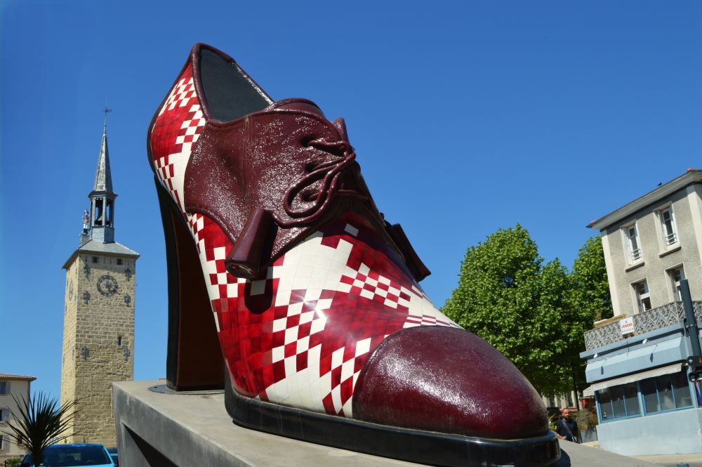 chaussure géante devant la tour Jacquemart à Romans