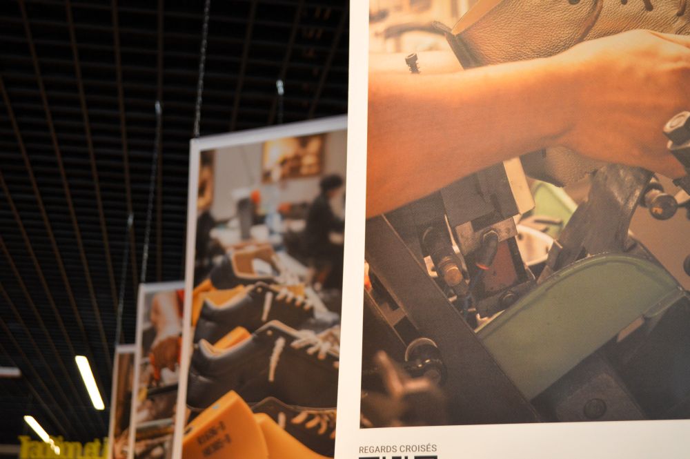 exposition de photos dans l'entrée de la cité de la chaussure