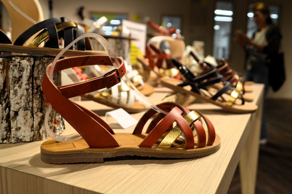sandales dans un magasin de chaussures