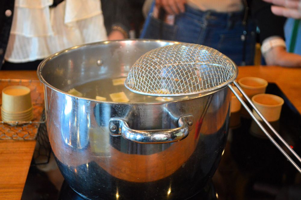 ravioles en train de cuire dans une casserole d'eau