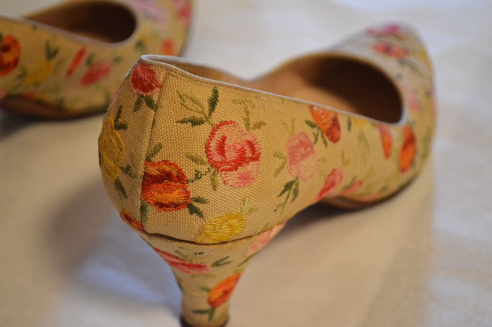 chaussure brodées de fleurs ayant appartenu à Grace Kelly
