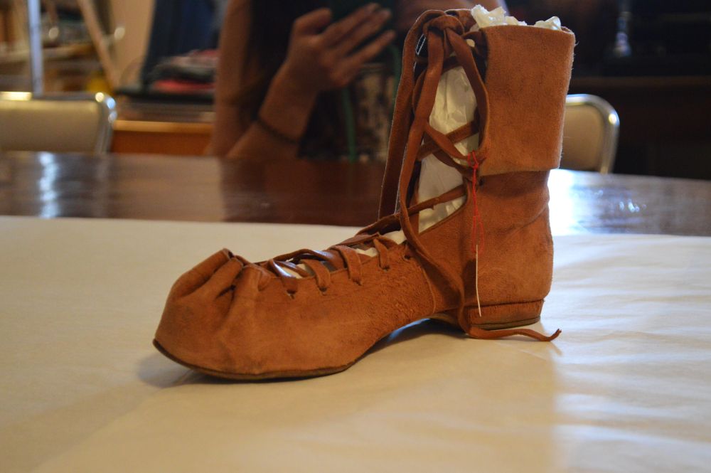 chaussure issue des costumes du film Astérix et portée par Laetitia Casta