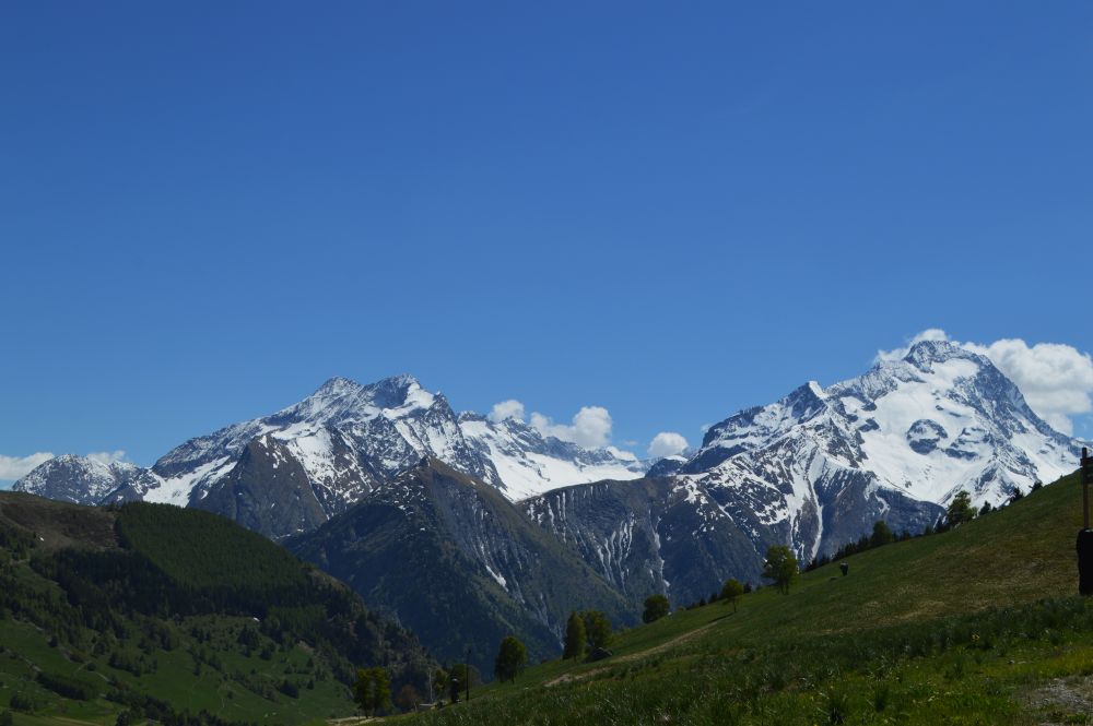 vue sur la Roche de la Muzelle et les sommets voisins