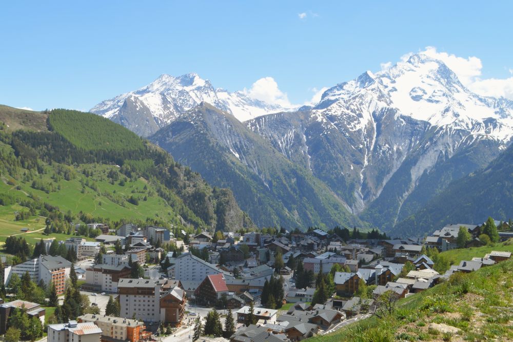 La station des Deux Alpes, dominée par le roc de la Muzelle