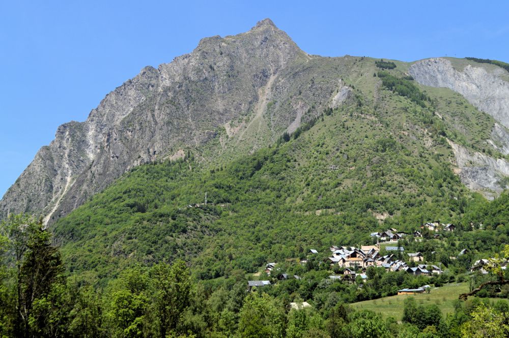 vue sur le village de Venosc depuis la rive opposée du Vénéon