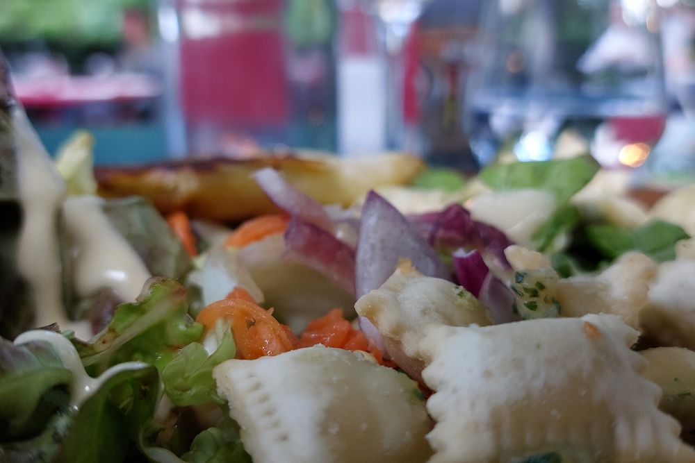 salade avec des ravioles