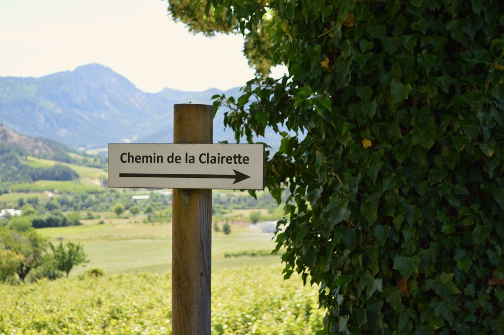 panneau indiquant chemin de la clairette