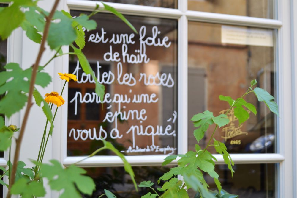 strophe de poésie sur une vitre