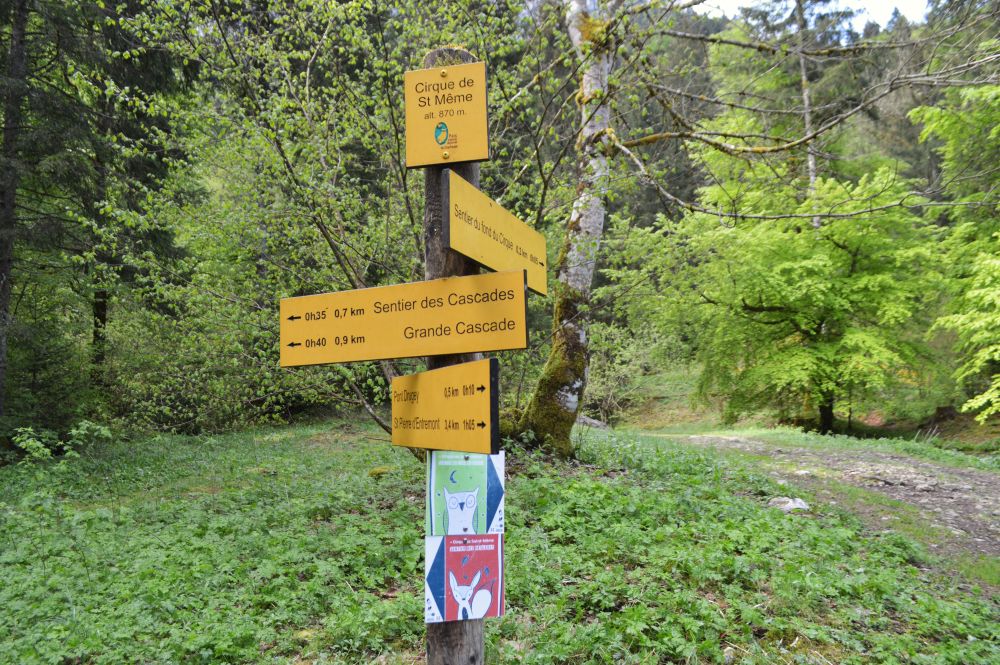 poteau directionnel de randonnée dans le cirque de Saint Même