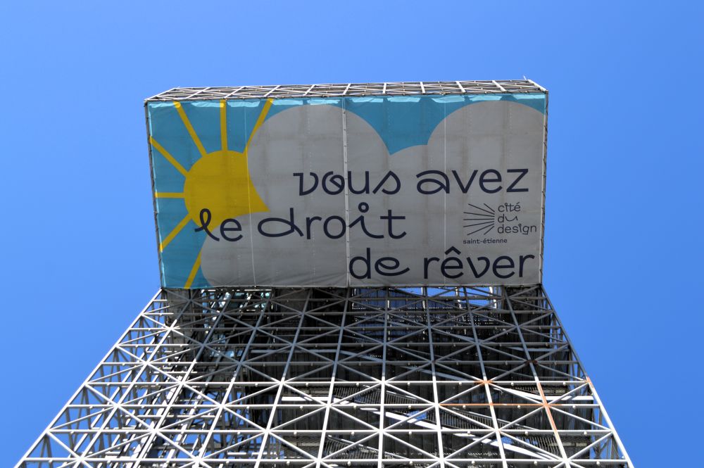 "vous avez le droit de rêver", texte visible sous la plateforme de la cité du design à Saint Etienne