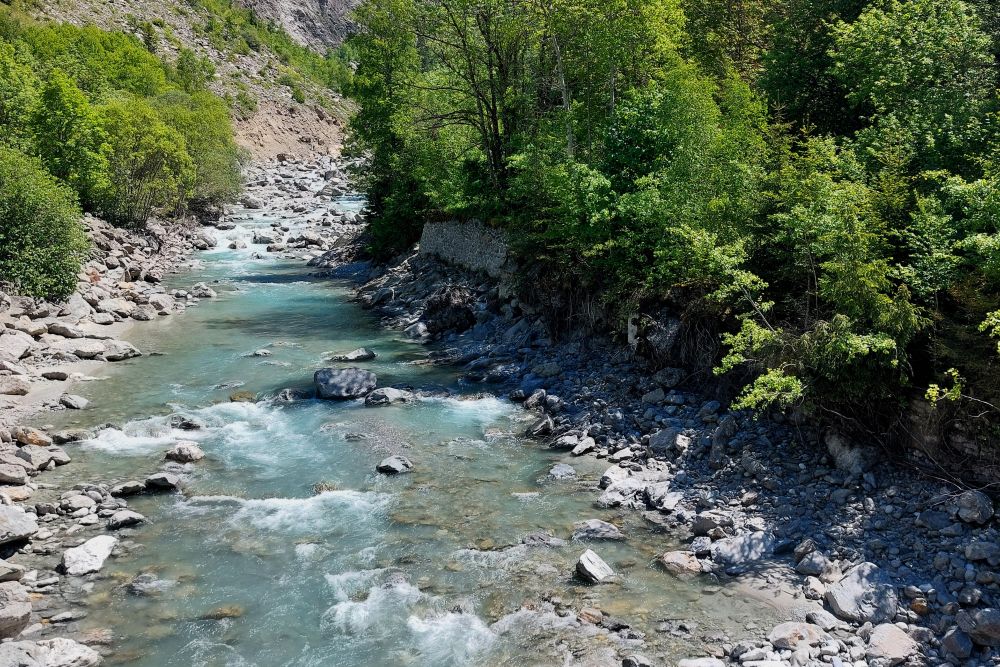 une rivière en montagne