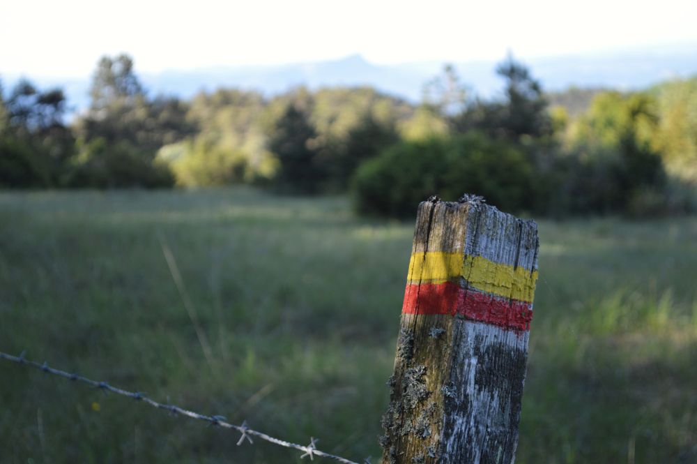 balisage de sentier de randonnée en jaune rouge