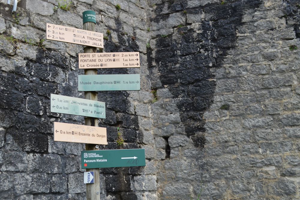 poteau indicateur de randonnée sur la Bastille de Grenoble