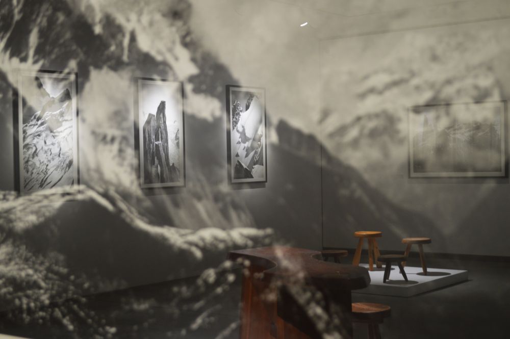 superposition de photos et mobilier de 
Charlotte Perriand