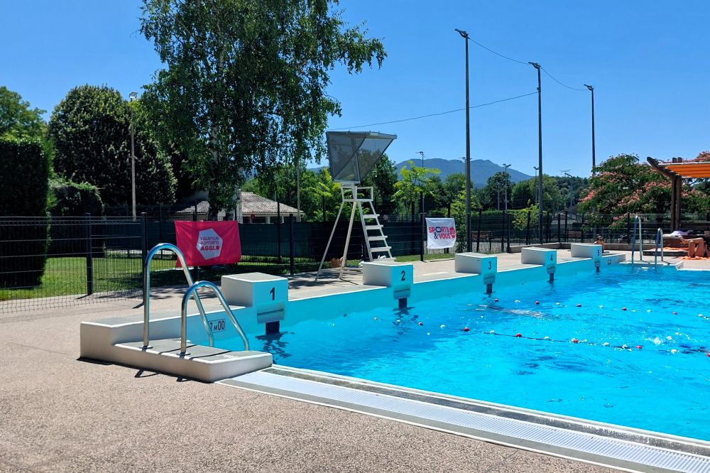 piscine municipale extérieure en été