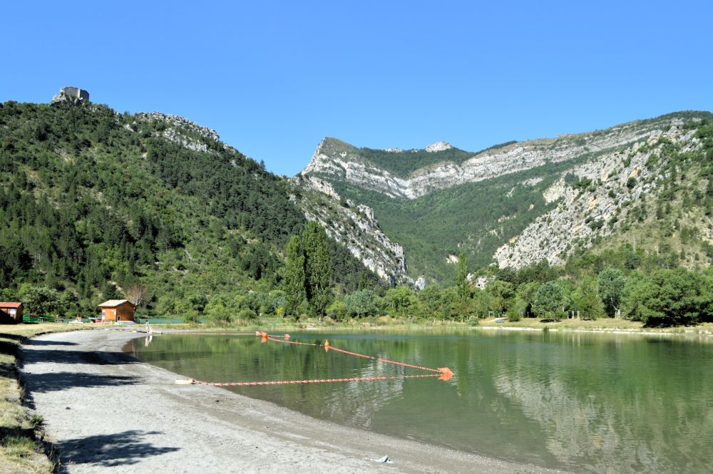Plan d'eau du pas des ondes dans la Drôme au pied des montagnes des Baronnies