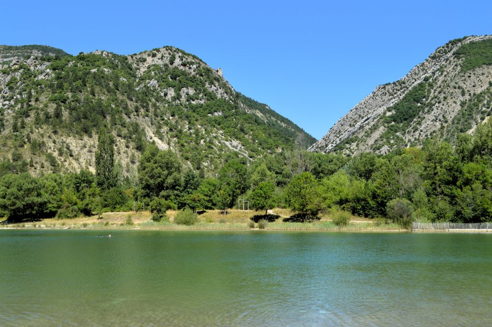 Plan d'eau du pas des ondes dans la Drôme au pied des montagnes des Baronnies