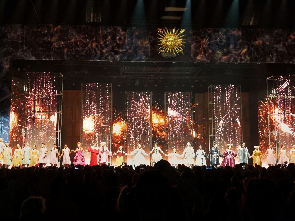 salut final de la troupe du Roi Soleil