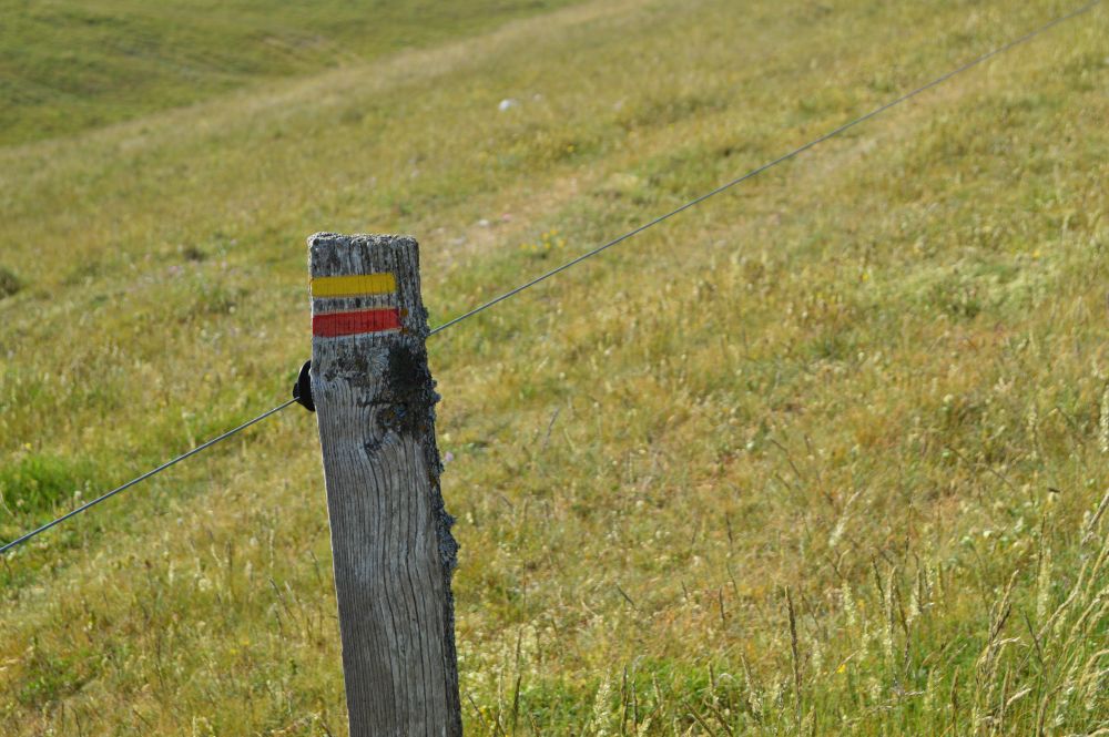 balisage jaune/rouge sur un poteau