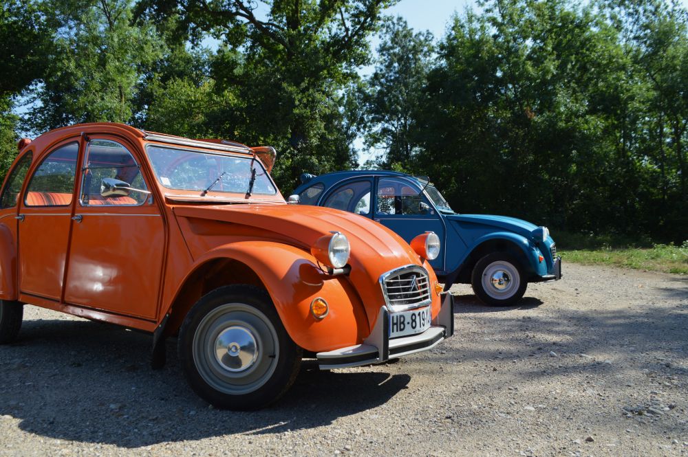 une 2 chevaux orange et une 2 chevaux bleue