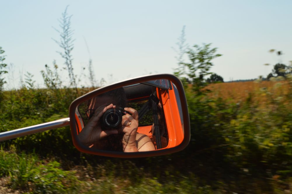 selfie dans un rétroviseur de 2 chevaux