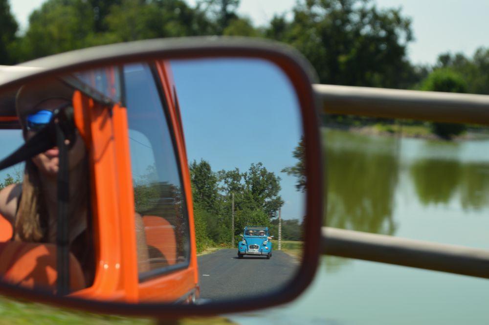 vue dans un rétroviseur de 2 chevaux