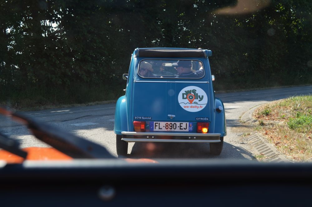 une deux chevaux à travers le pare brise d'une autre