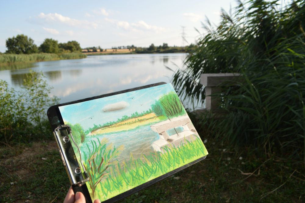 dessin d'un étang de la Dombes devant le paysage qui l'a inspiré