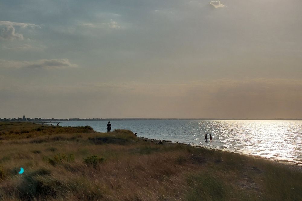 la plage le soir de l'éclipse solaire