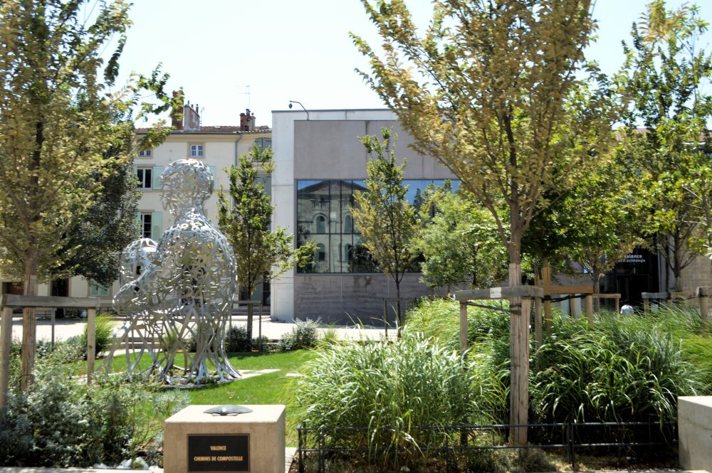 vue de la place des Ormeaux à Valence, avec la sculpture Le Messager de Jaume Plensa