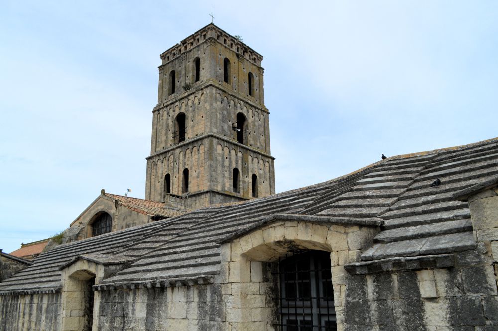 église Saint Trophime à Arles vue depuis le cloître