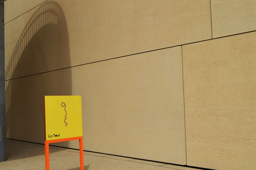 jeu d'ombres au pied de la tour LUMA