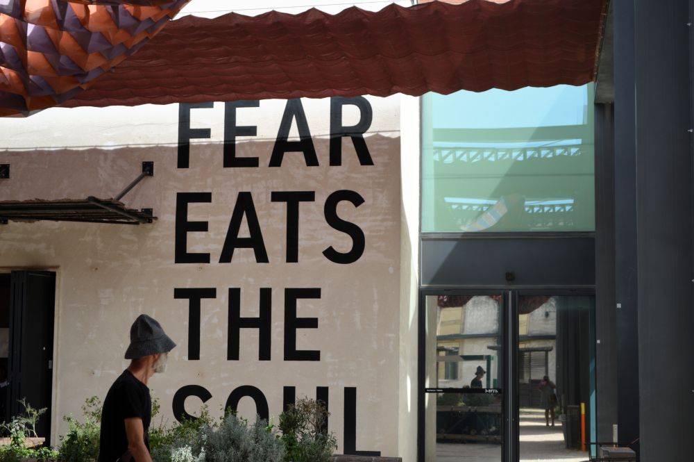 "Fear eats the soul", inscription sur un mur des Forges au parc des Ateliers à Arles