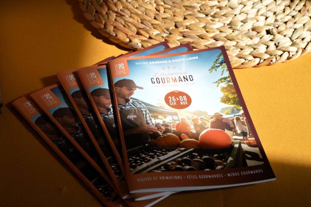 pile de programmes papier de l'automnal gourmand 2026