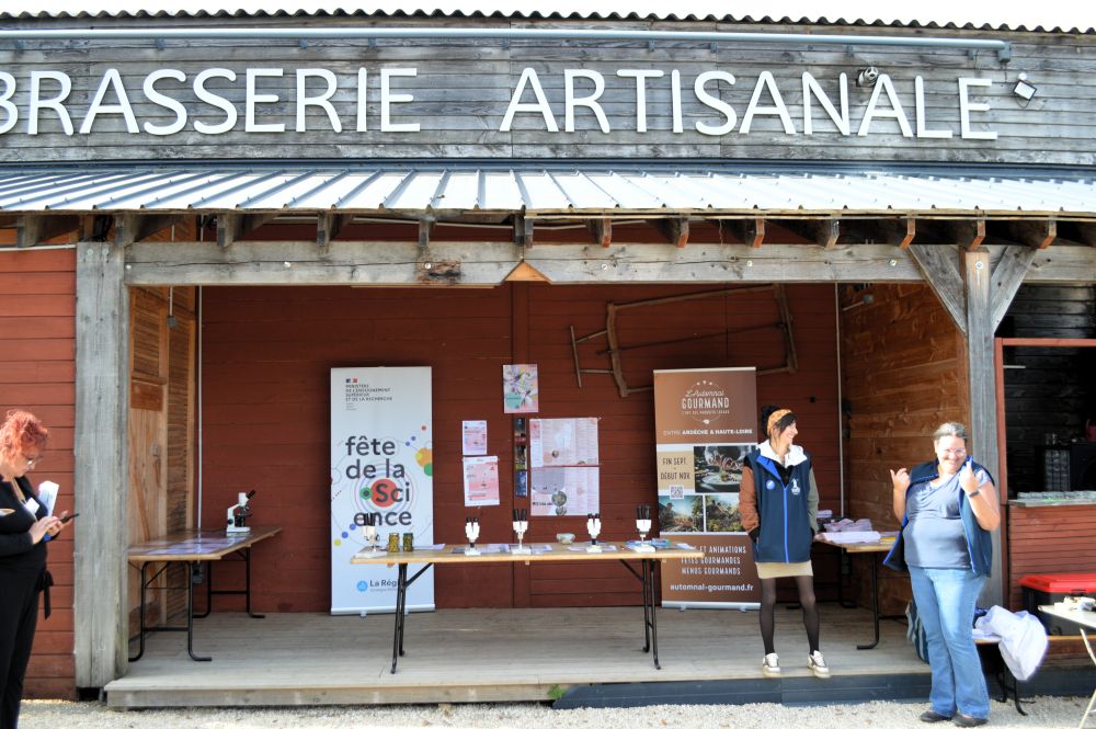 stand de la fête de la science dans la cour d'une brasserie artisanale