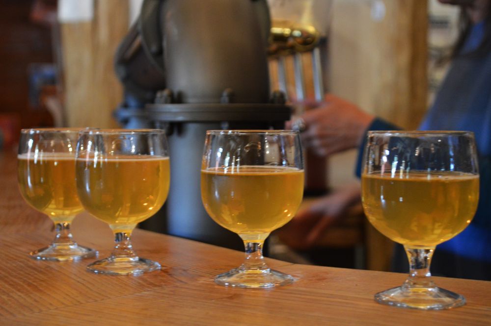 verres de bière sur un bar