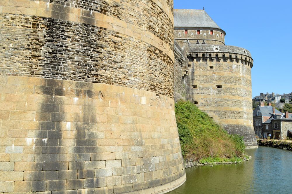 murs et tours du château de Fougères