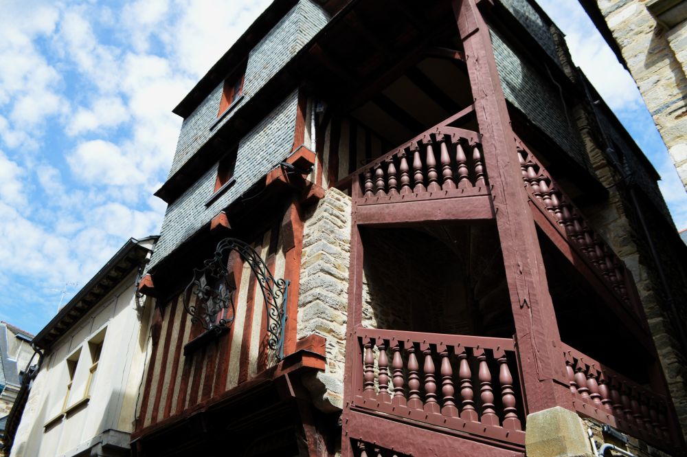 maison à pans de bois et escalier en bois extérieur