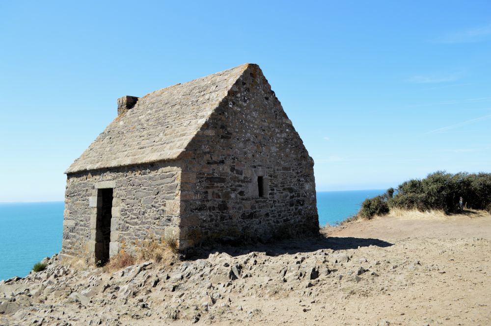 la cabane Vauban de Carolles en bord de mer