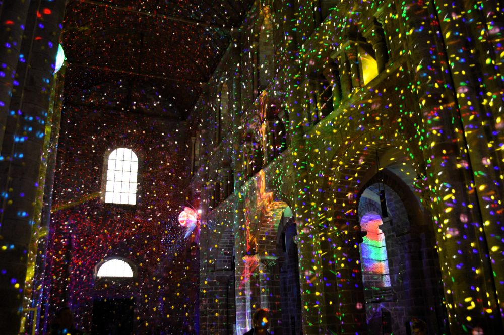 spectacle Colorama dans l'abbatiale du Mont Saint Michel