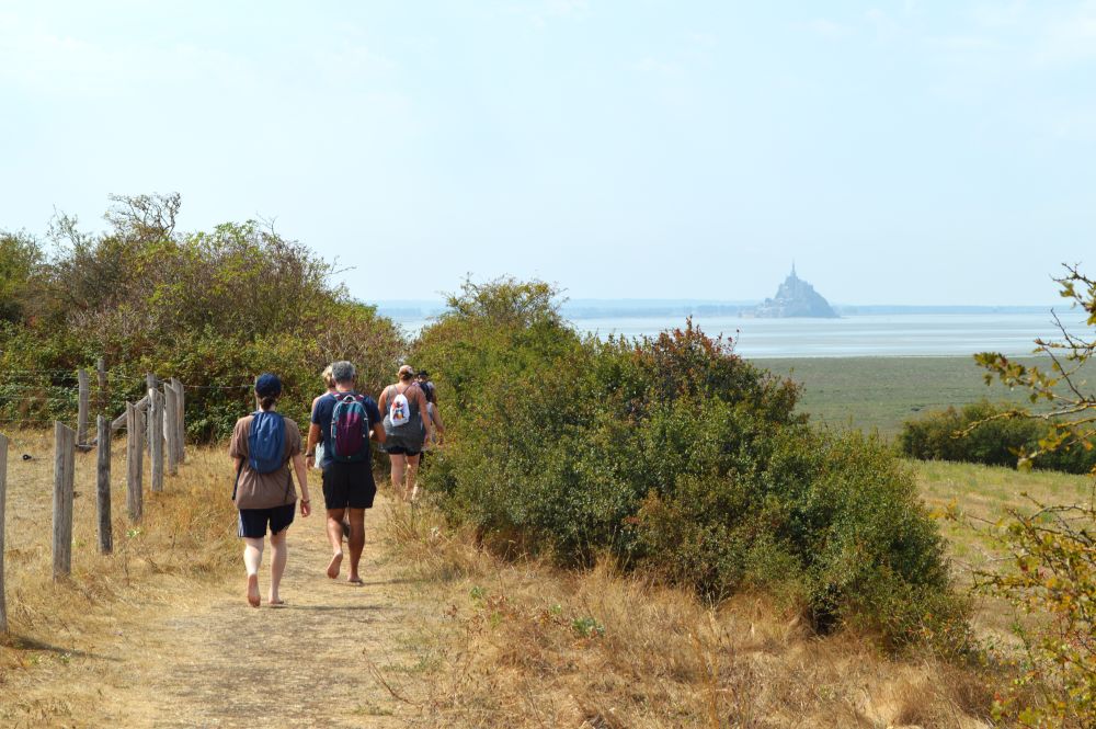 sentier avec vue sur le Mont Saint Michel