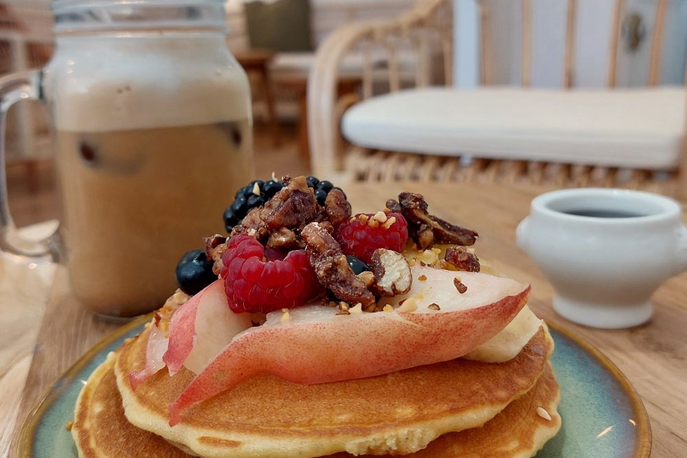 assiette de pancakes avec des fruits dessus