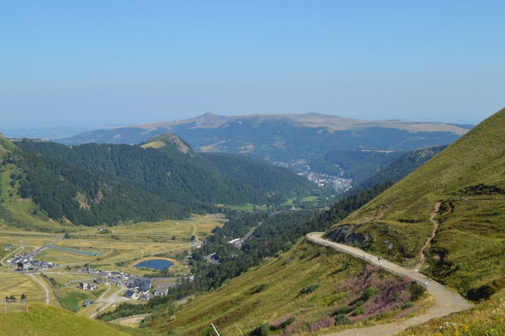 vue sur la station de ski du Mont Dore en été